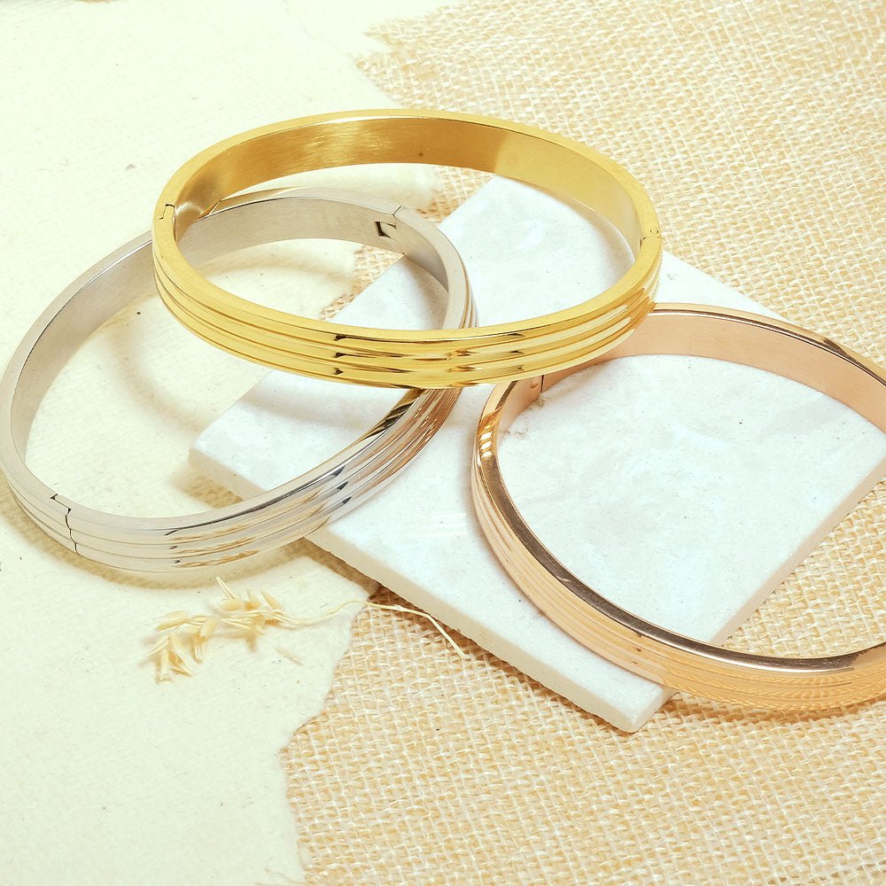 Minimal men’s kada with a sleek anti-tarnish finish and openable clasp design, available in rosegold, silver, golden, and black, perfect for everyday wear and effortless modern styling.