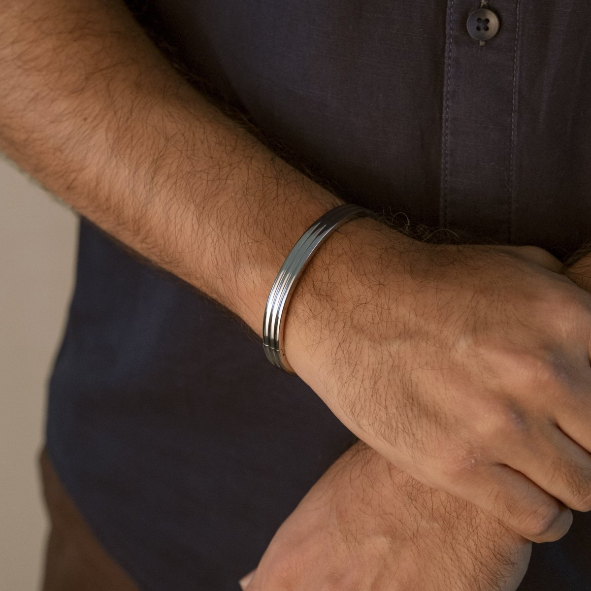 Minimal men’s kada with a sleek anti-tarnish finish and openable clasp design, available in rosegold, silver, golden, and black, perfect for everyday wear and effortless modern styling.