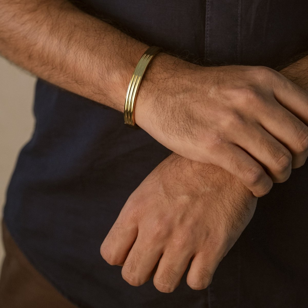 Minimal men’s kada with a sleek anti-tarnish finish and openable clasp design, available in rosegold, silver, golden, and black, perfect for everyday wear and effortless modern styling.
