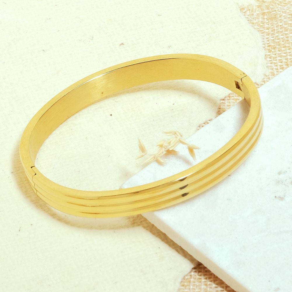 Minimal men’s kada with a sleek anti-tarnish finish and openable clasp design, available in rosegold, silver, golden, and black, perfect for everyday wear and effortless modern styling.

