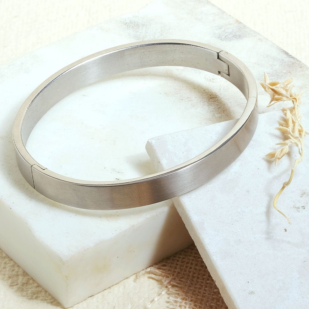 Classic solid men’s kada with a sleek matte finish and anti-tarnish design, available in rosegold, silver, golden, and black, perfect for everyday wear and effortless masculine styling.
