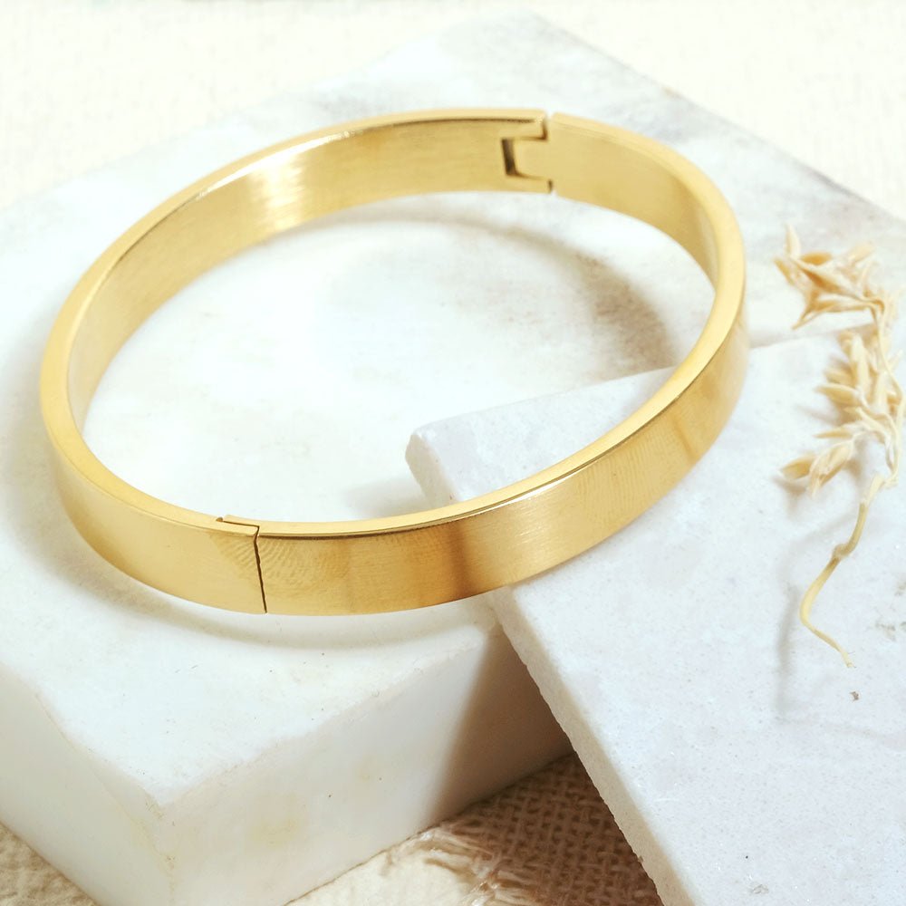 Classic solid men’s kada with a sleek matte finish and anti-tarnish design, available in rosegold, silver, golden, and black, perfect for everyday wear and effortless masculine styling.
