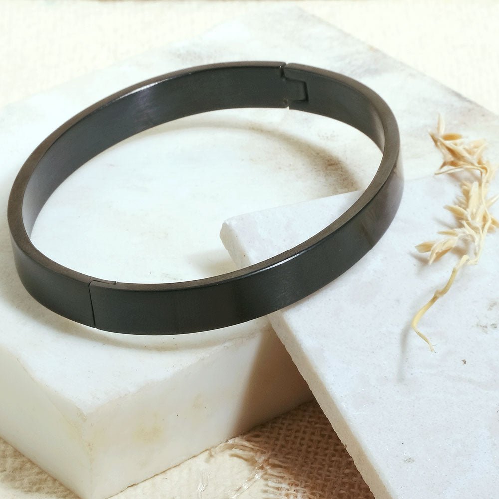 Classic solid men’s kada with a sleek matte finish and anti-tarnish design, available in rosegold, silver, golden, and black, perfect for everyday wear and effortless masculine styling.
