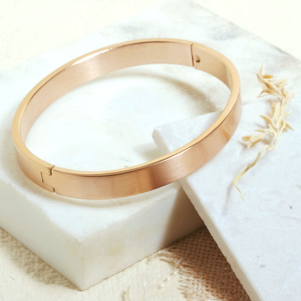 Classic solid men’s kada with a sleek matte finish and anti-tarnish design, available in rosegold, silver, golden, and black, perfect for everyday wear and effortless masculine styling.
